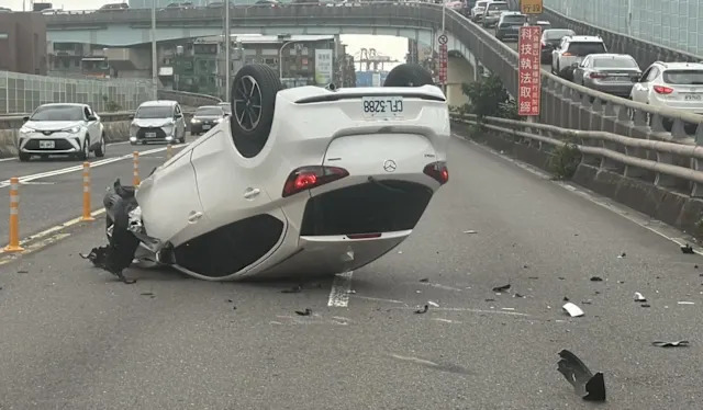 國道1號今下午發生一起自撞翻車事故。(圖/翻攝畫面)
