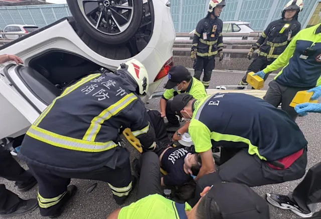 警消趕抵現場救出受困女駕駛。(圖/翻攝畫面)