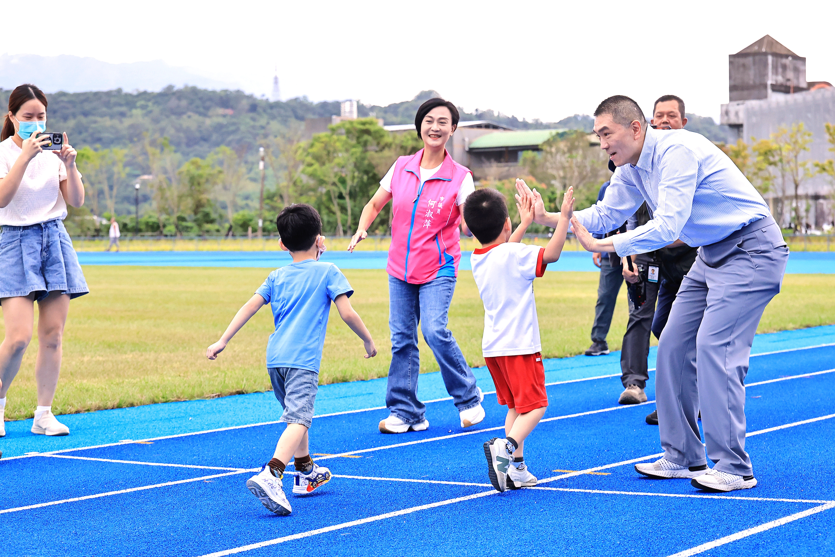 市長謝國樑視察後巧遇鄰近幼兒園小朋友，大家一起體驗全新的跑道