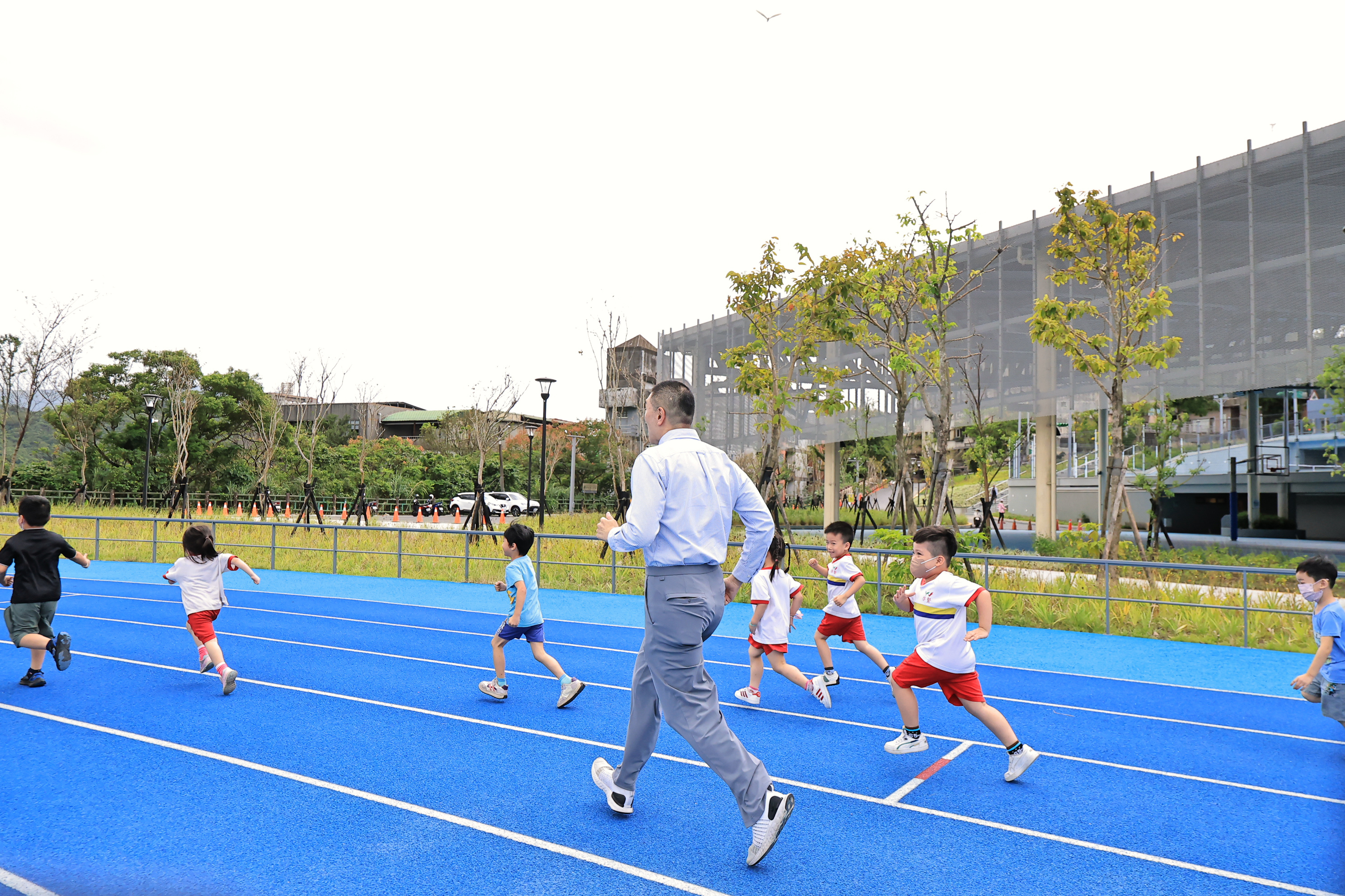 市長謝國樑視察後巧遇鄰近幼兒園小朋友，大家一起體驗全新的跑道